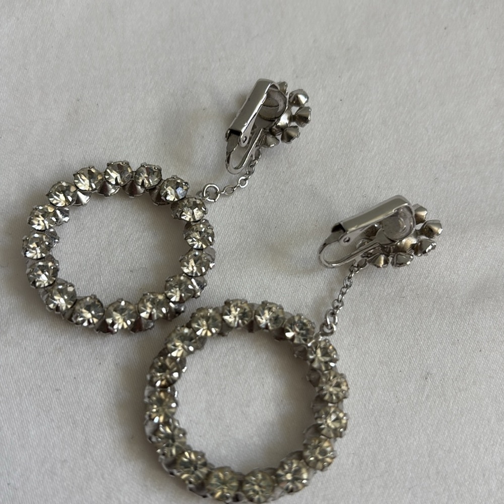 Vintage lot of rhinestone and faux black onyx costume earrings - Picture 10 of 11